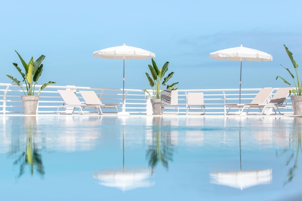 Outdoor pool, pool umbrellas, pool loungers - Atlantic Holiday Hotel (Adeje)