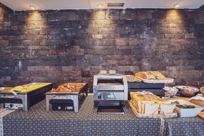 Colazione a buffet, servita tutte le mattine (10 EUR a persona)