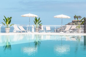 Outdoor pool, pool umbrellas, pool loungers - Atlantic Holiday Hotel (Adeje)