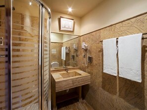 Bruser, gratis toiletartikler, hårtørrer, badekåber