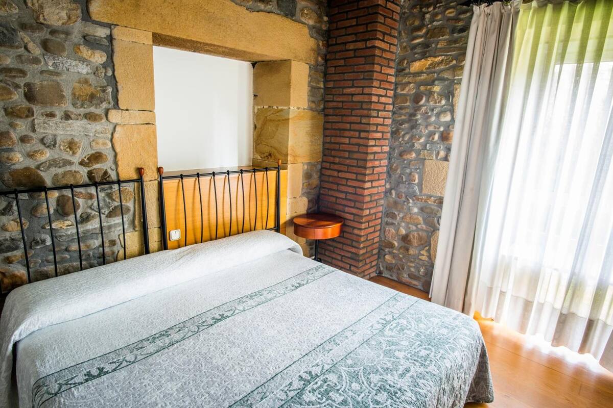 1 bedroom, desk, laptop workspace, soundproofing