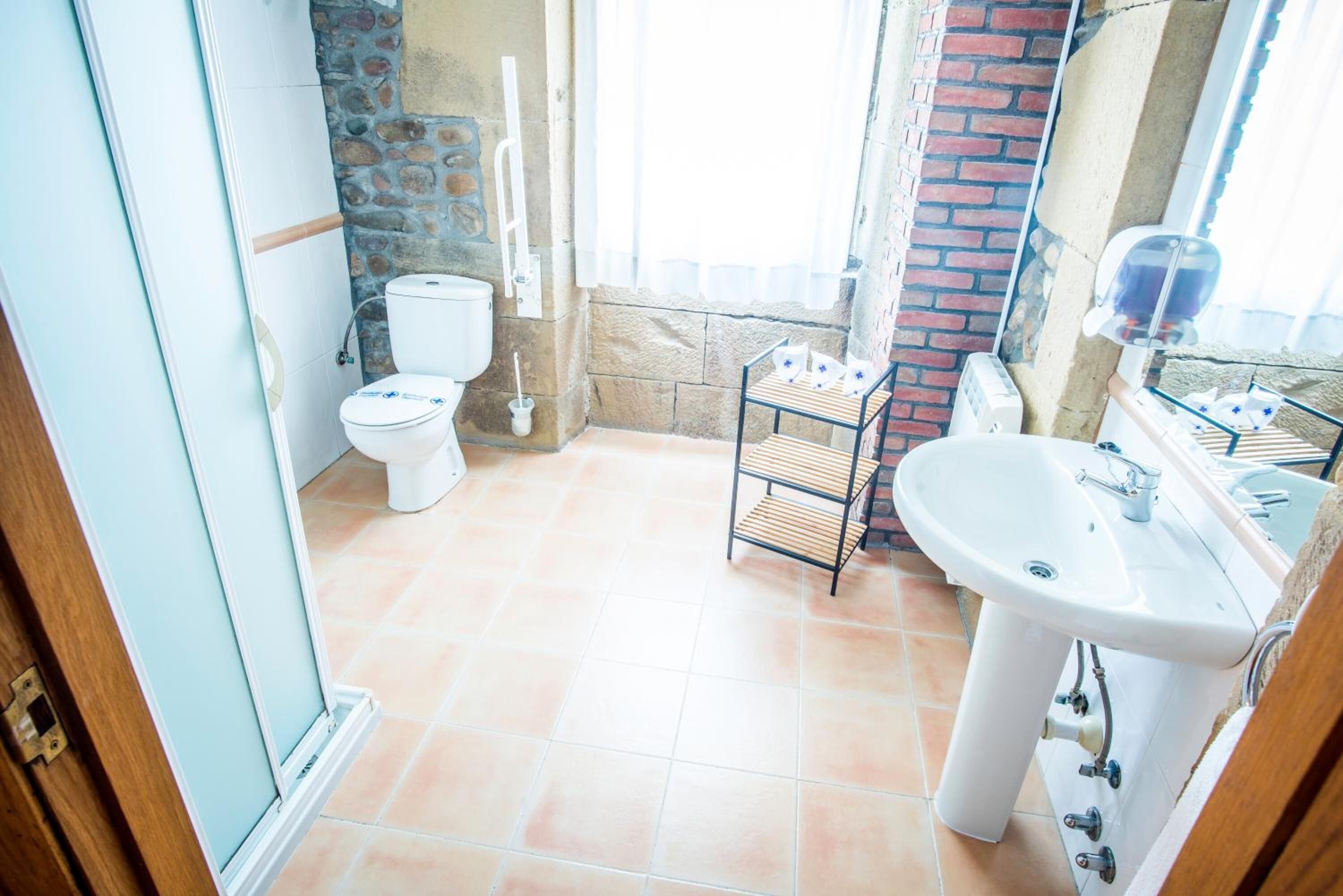 combined shower/bathtub, free toiletries, hair dryer, bidet