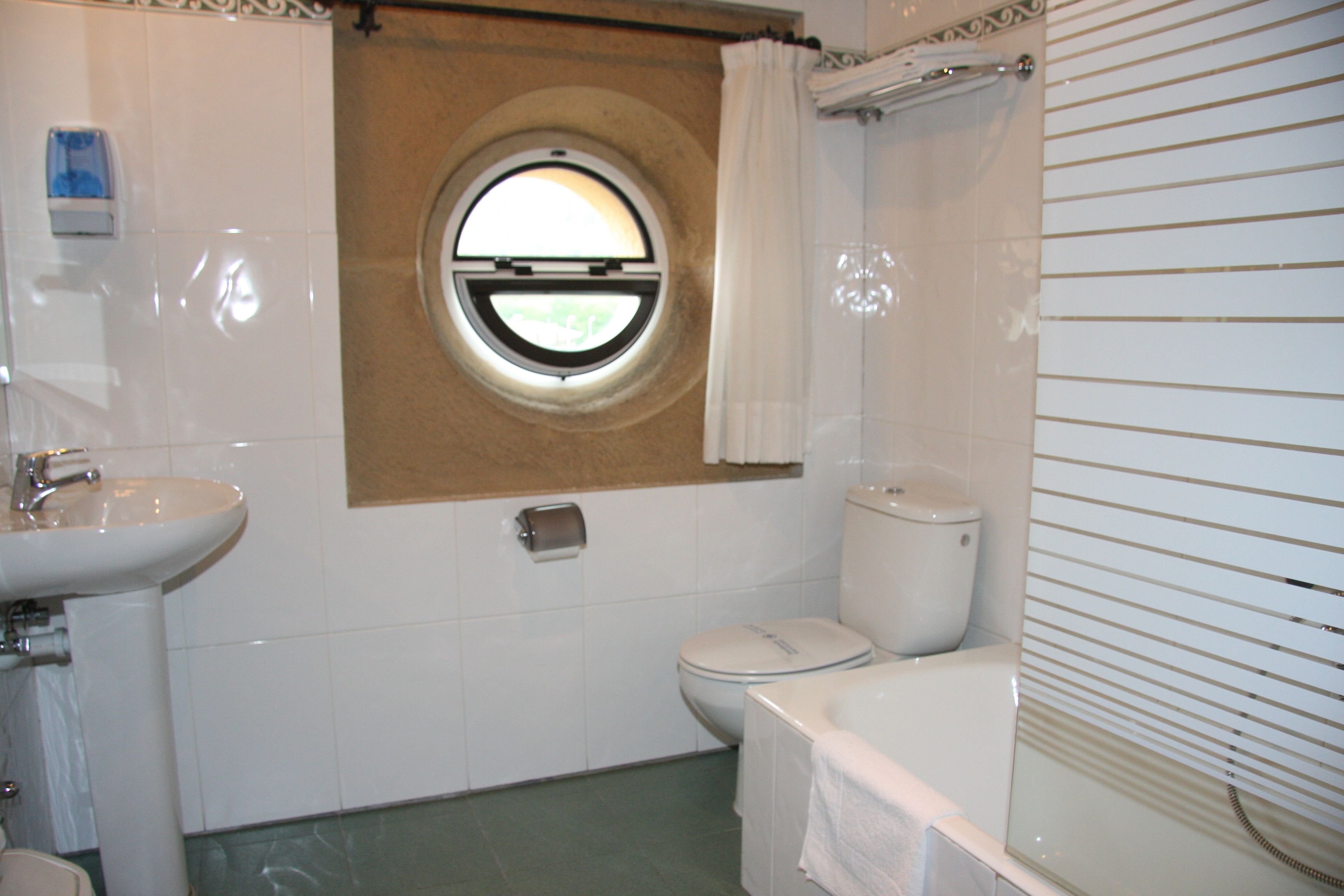 combined shower/bathtub, free toiletries, hair dryer, bidet