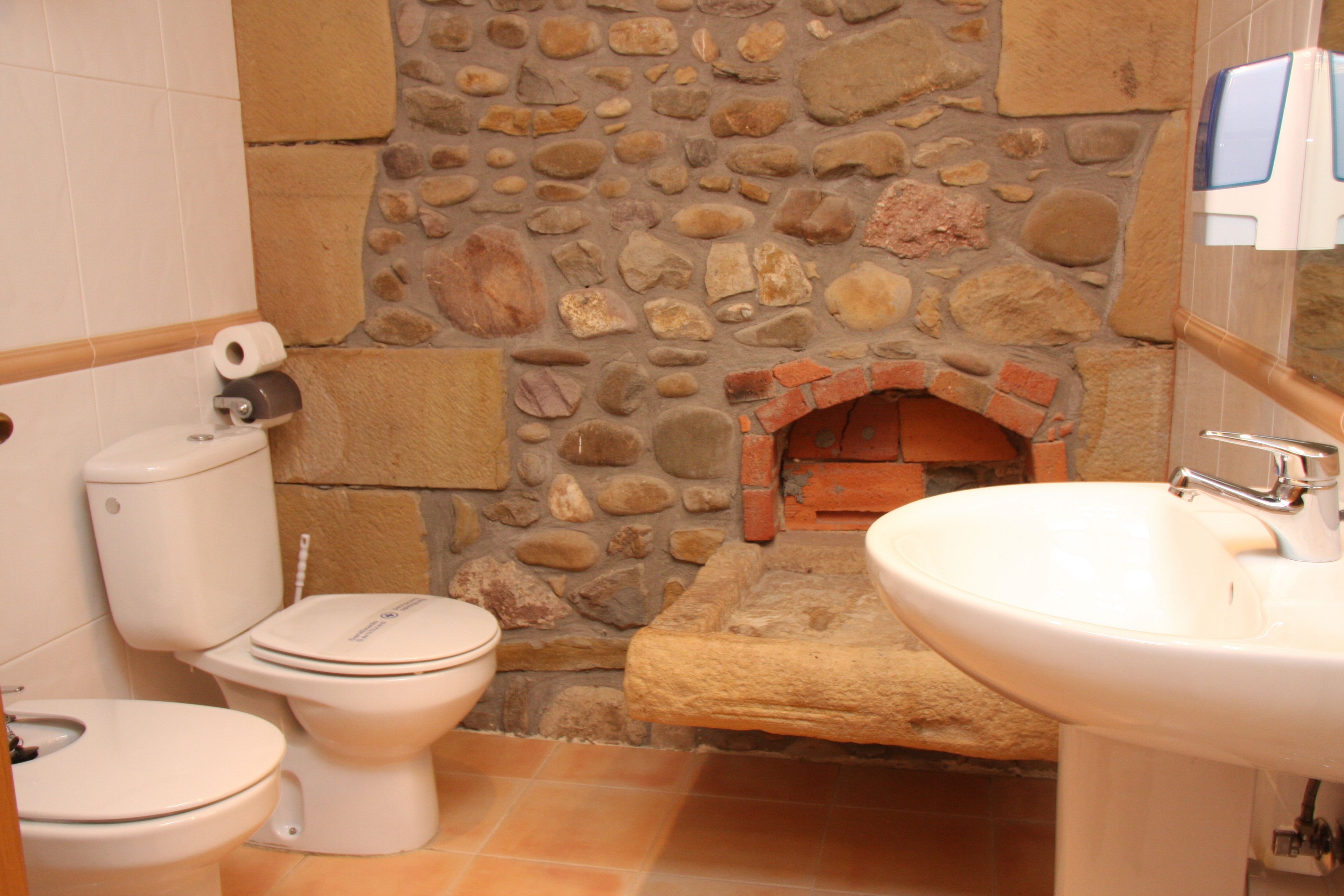 combined shower/bathtub, free toiletries, hair dryer, bidet