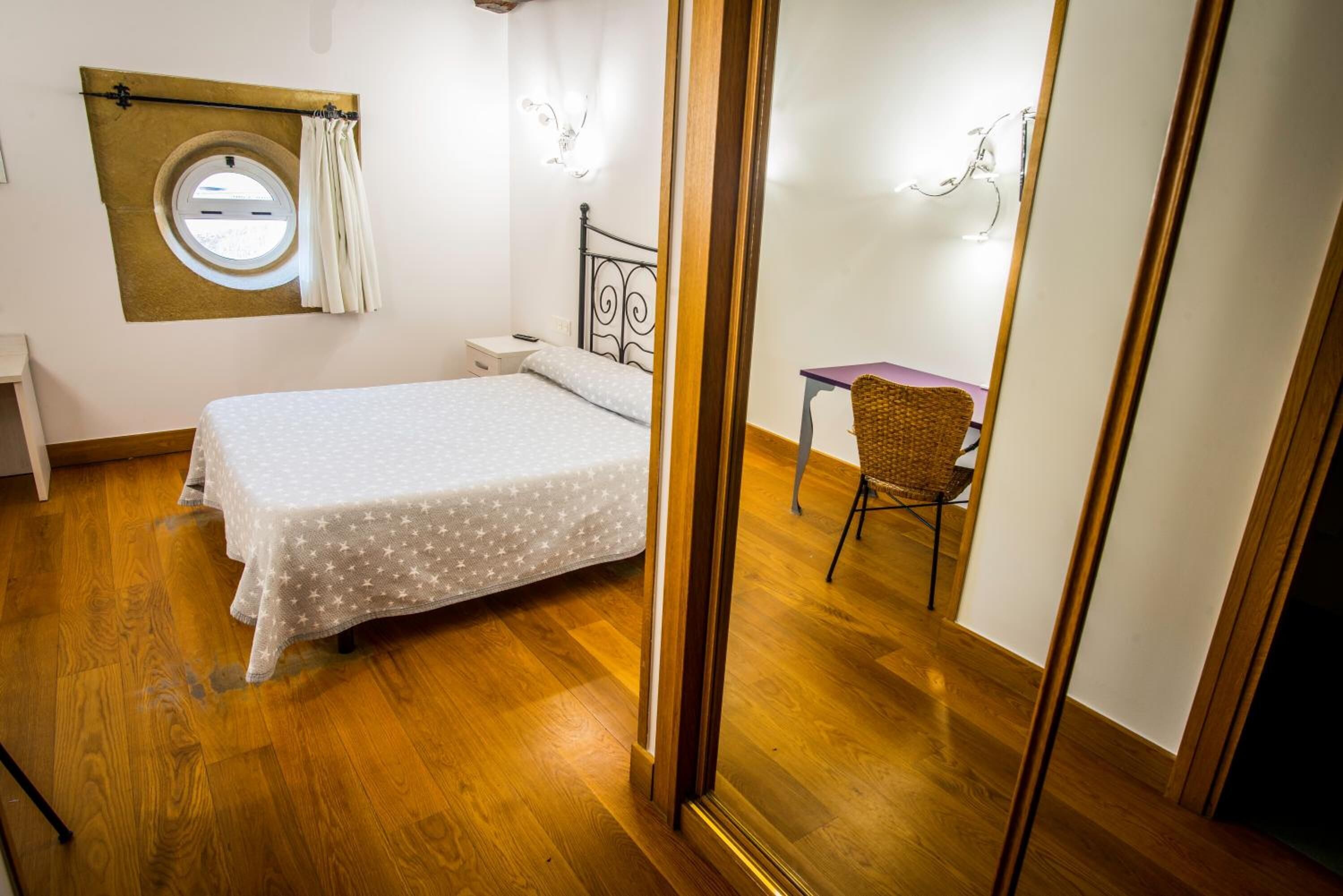 1 bedroom, desk, laptop workspace, soundproofing