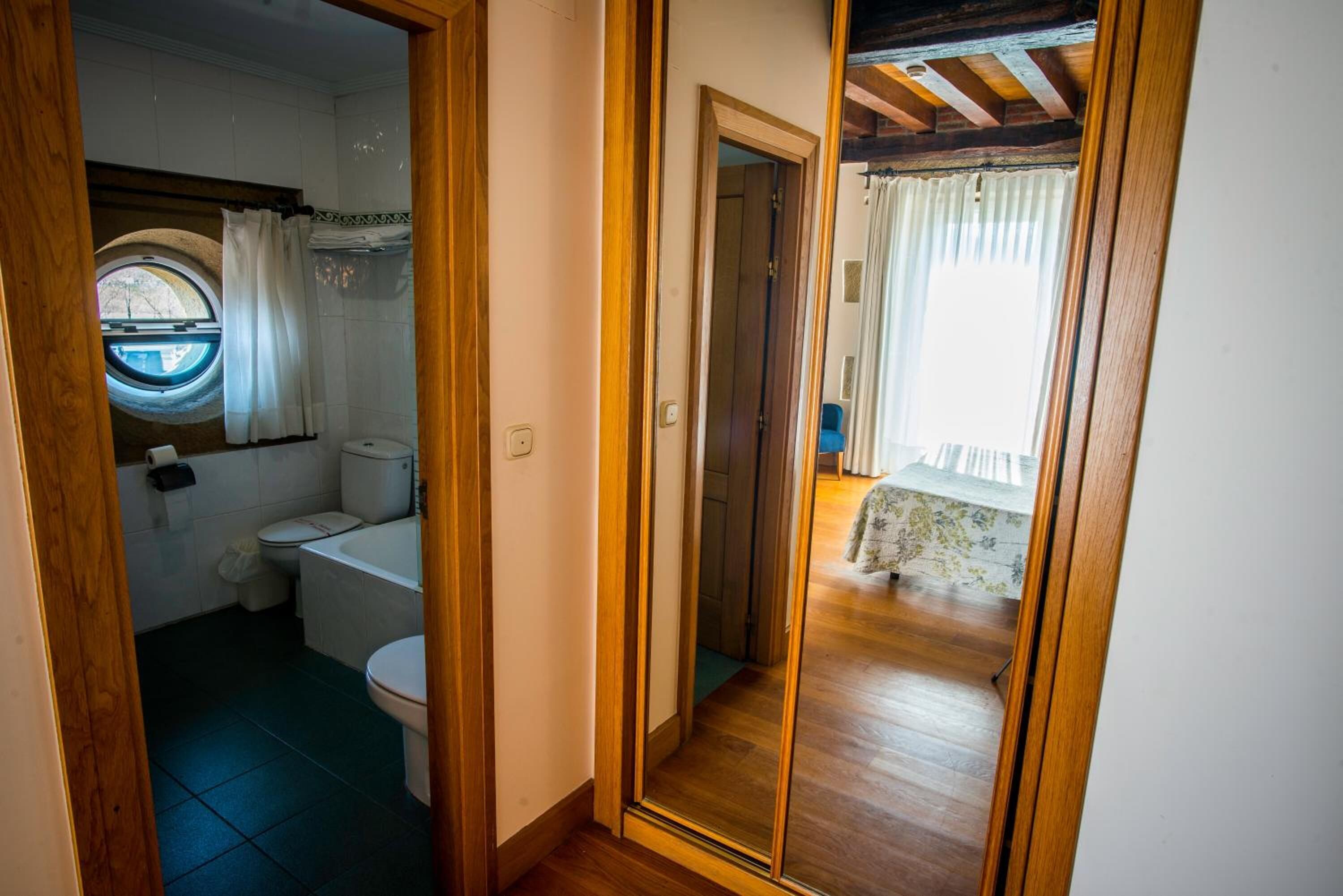 combined shower/bathtub, free toiletries, hair dryer, bidet