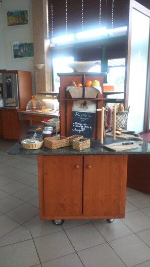 Daily continental breakfast (EUR 5.50 per person)