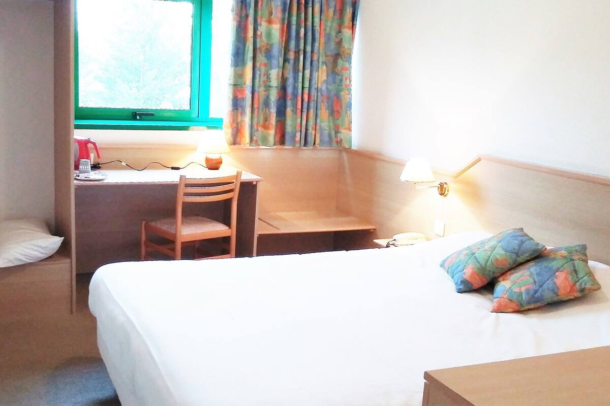 Double Room | Peti besi dalam bilik, meja, langsir/tirai gelap terus, kalis bunyi