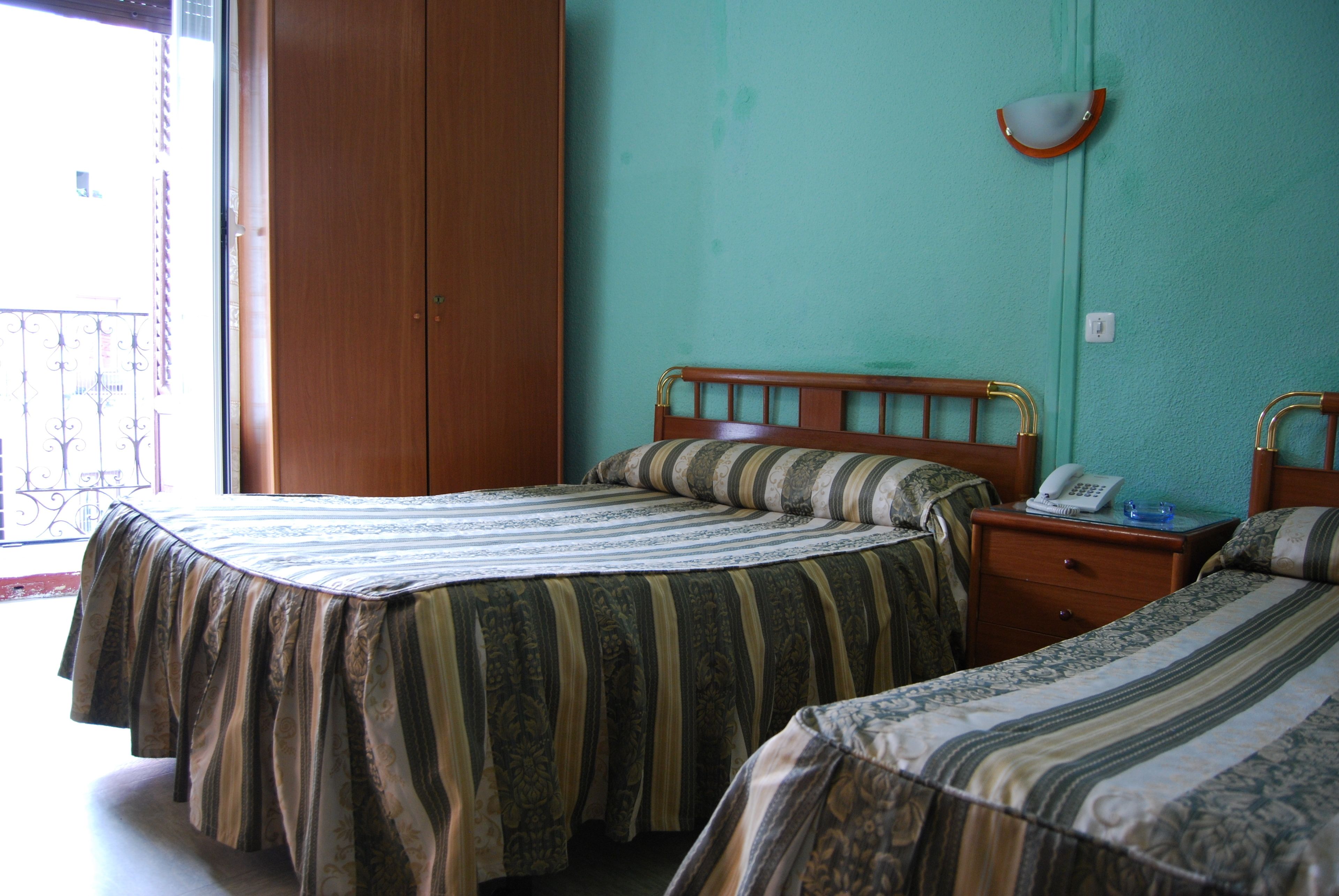 Zimmersafe, Schreibtisch, Bettwäsche