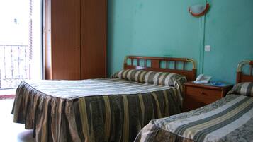 Zimmersafe, Schreibtisch, Bettwäsche