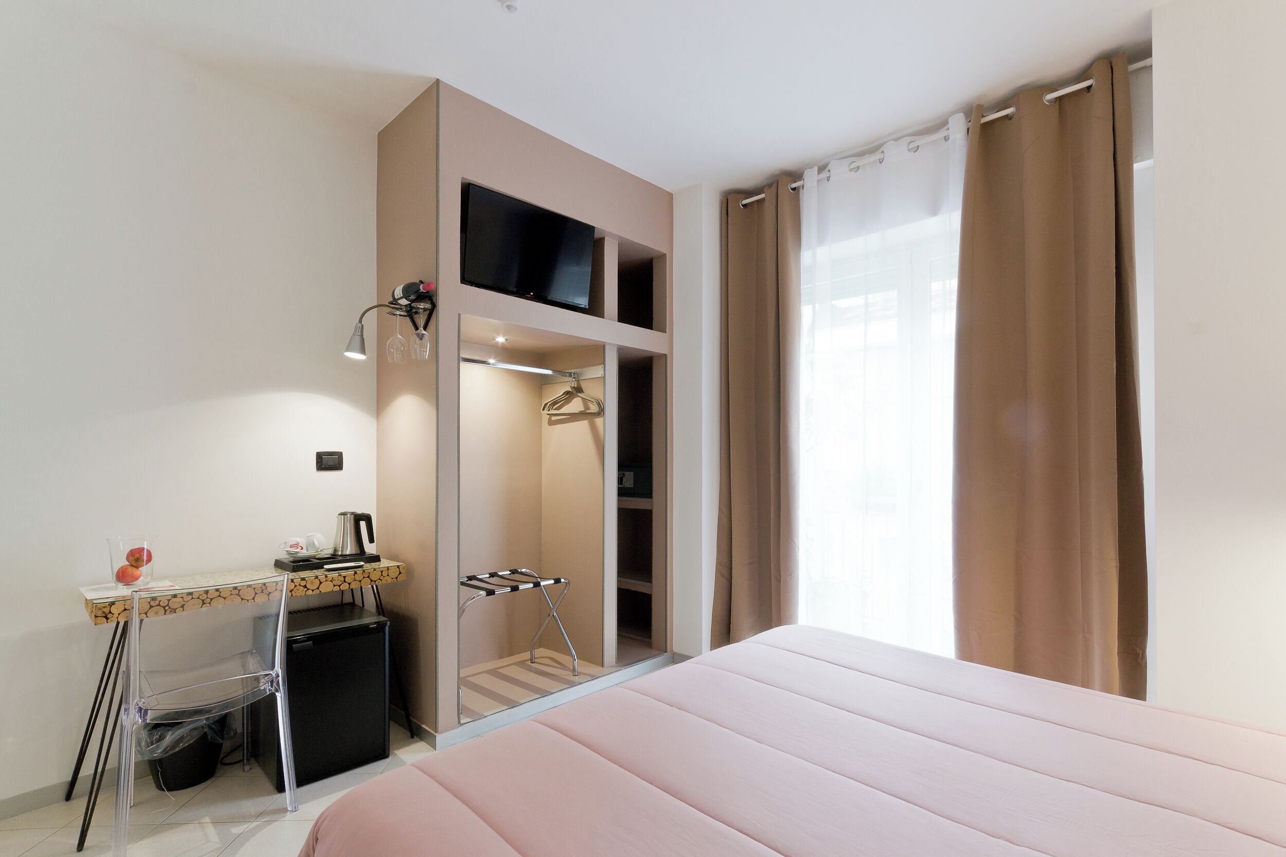 Comfort Room | Minibar, in-room safe, individually decorated, individually furnished
