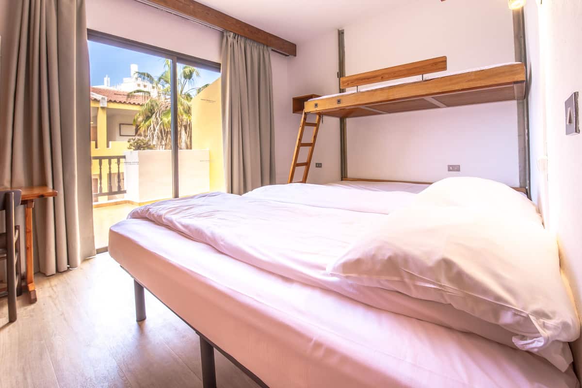 Iron/ironing board, free WiFi, bed sheets