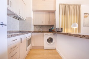 Private kitchen | Full-size fridge, oven, stovetop, coffee/tea maker - Apartamentos Albatros (Adeje)