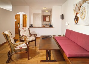 Living area | 21-inch TV with satellite channels - Apartamentos Albatros (Adeje)