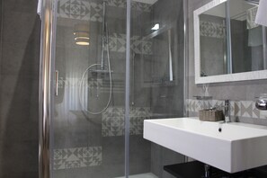 Shower, hair dryer, bidet, towels - Aventino Guest House (Rome)