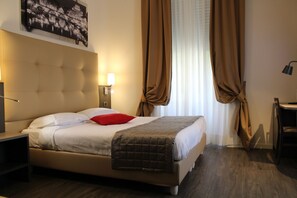 Minibar, in-room safe, desk, laptop workspace - Aventino Guest House (Rome)