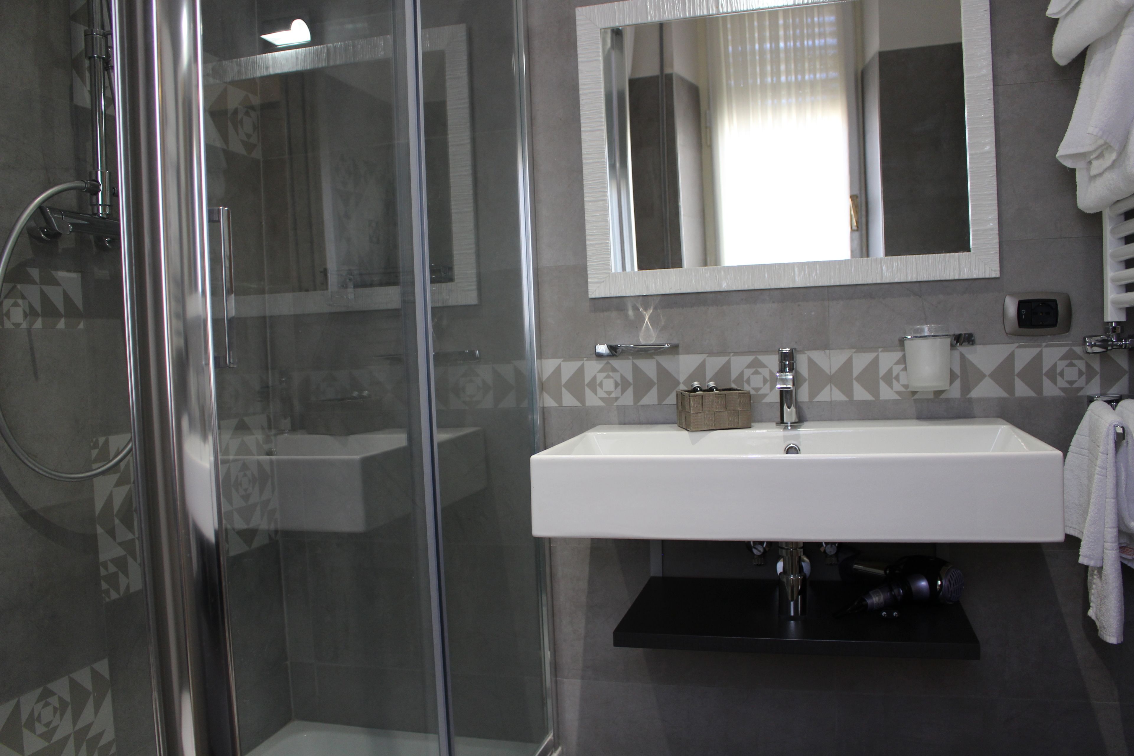 Doccia, asciugacapelli, bidet, asciugamani