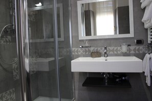 Douche, sèche-cheveux, bidet, serviettes fournies