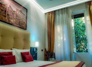 Minibar, in-room safe, desk, laptop workspace - Aventino Guest House (Rome)
