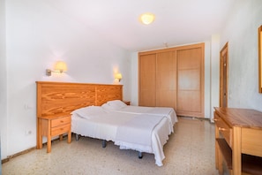 1 bedroom, free cots/infant beds, rollaway beds, bed sheets - HV Agaete Parque (San Bartolomé de Tirajana)