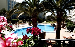 Piscine extérieure, parasols de plage, chaises longues