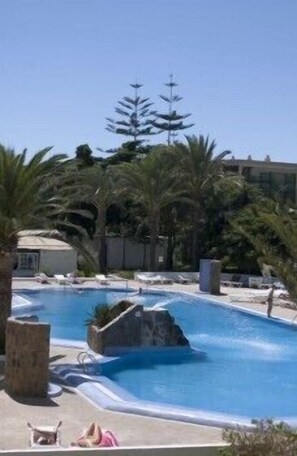 Piscine extérieure, parasols de plage, chaises longues