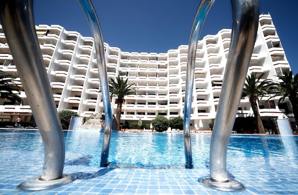 Piscine extérieure, parasols de plage, chaises longues