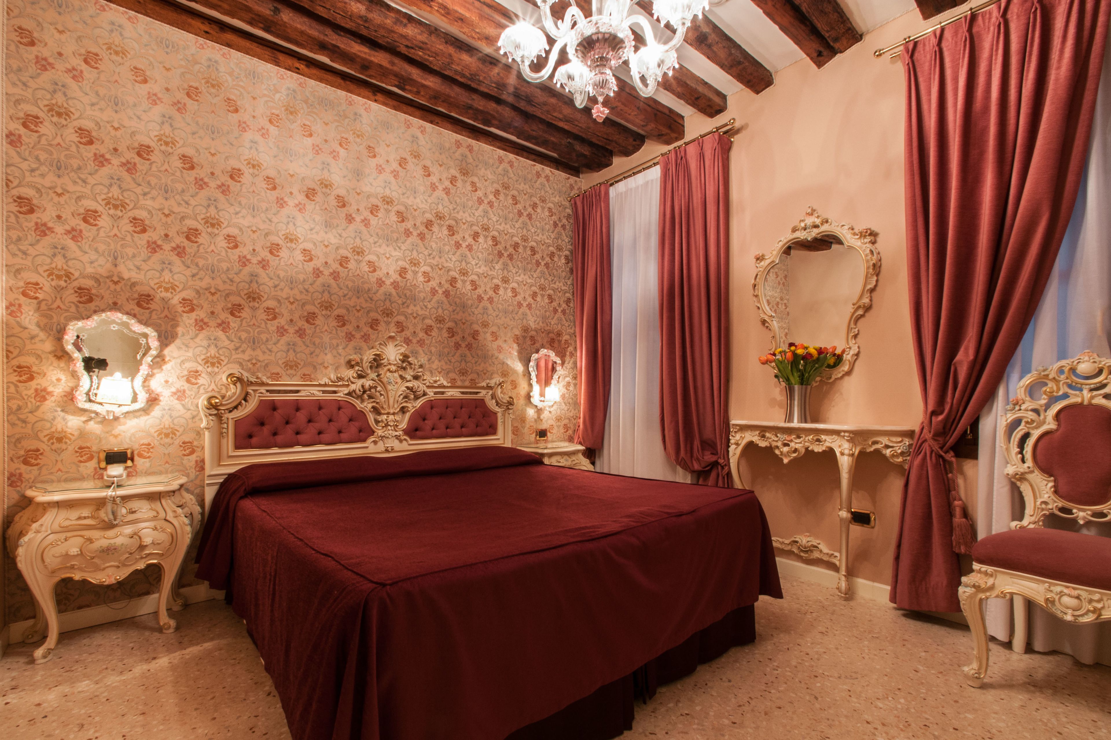 Quarto casal ou duplo standard | Edredons de pluma, cofres nos quartos, quartos à prova de som