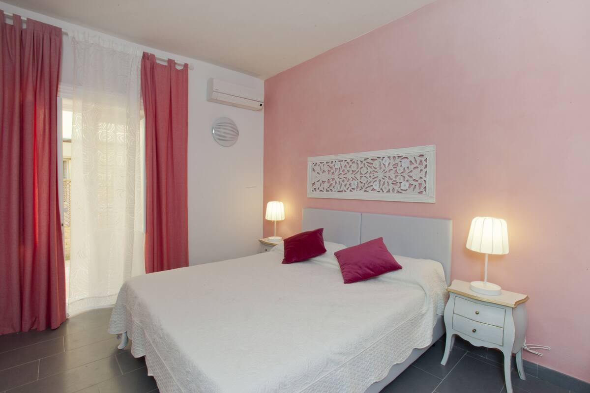 Hypo-allergenic bedding available, desk, soundproofing, WiFi (free)