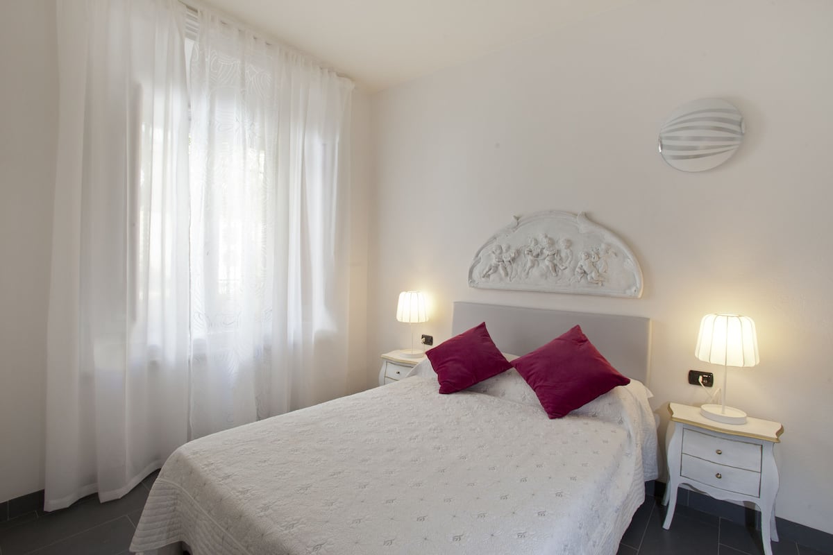 Hypo-allergenic bedding available, desk, soundproofing, WiFi (free)