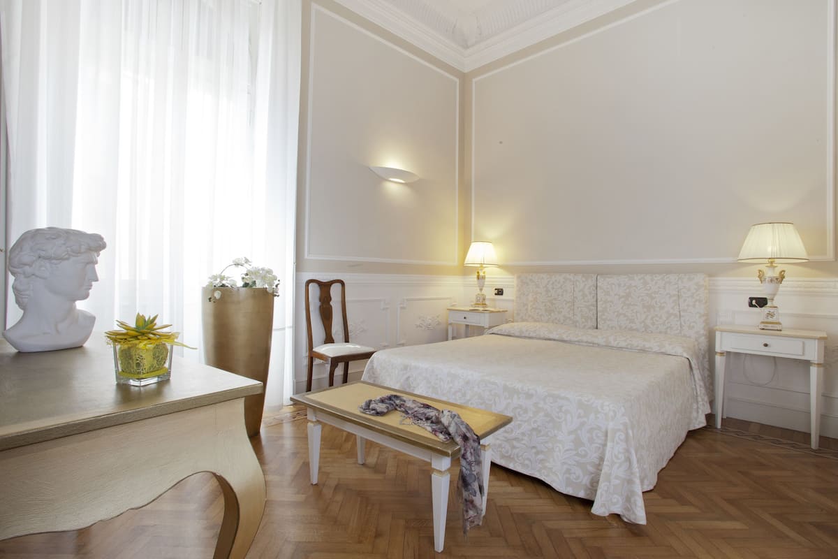 Deluxe Double Room | Hypo-allergenic bedding available, desk, soundproofing, WiFi (free)