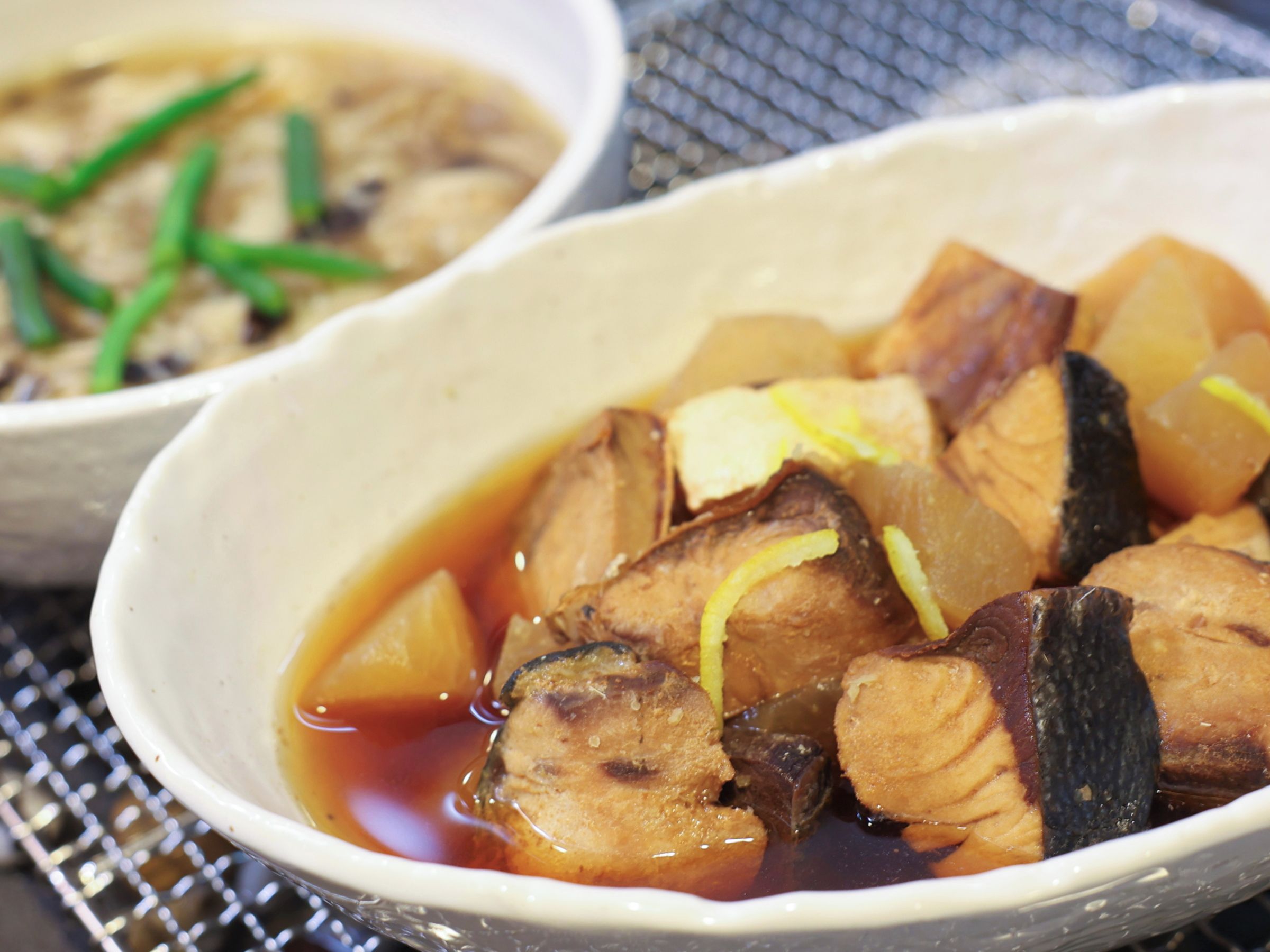 Uma tigela de comida com tofu e vegetais em caldo.