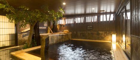 Un sauna, una bañera de hidromasaje, baño turco