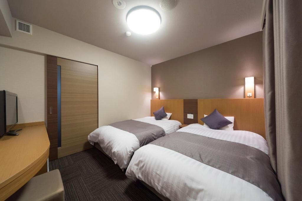 高  档床上用品、羽绒被、客房内保险箱、办公桌