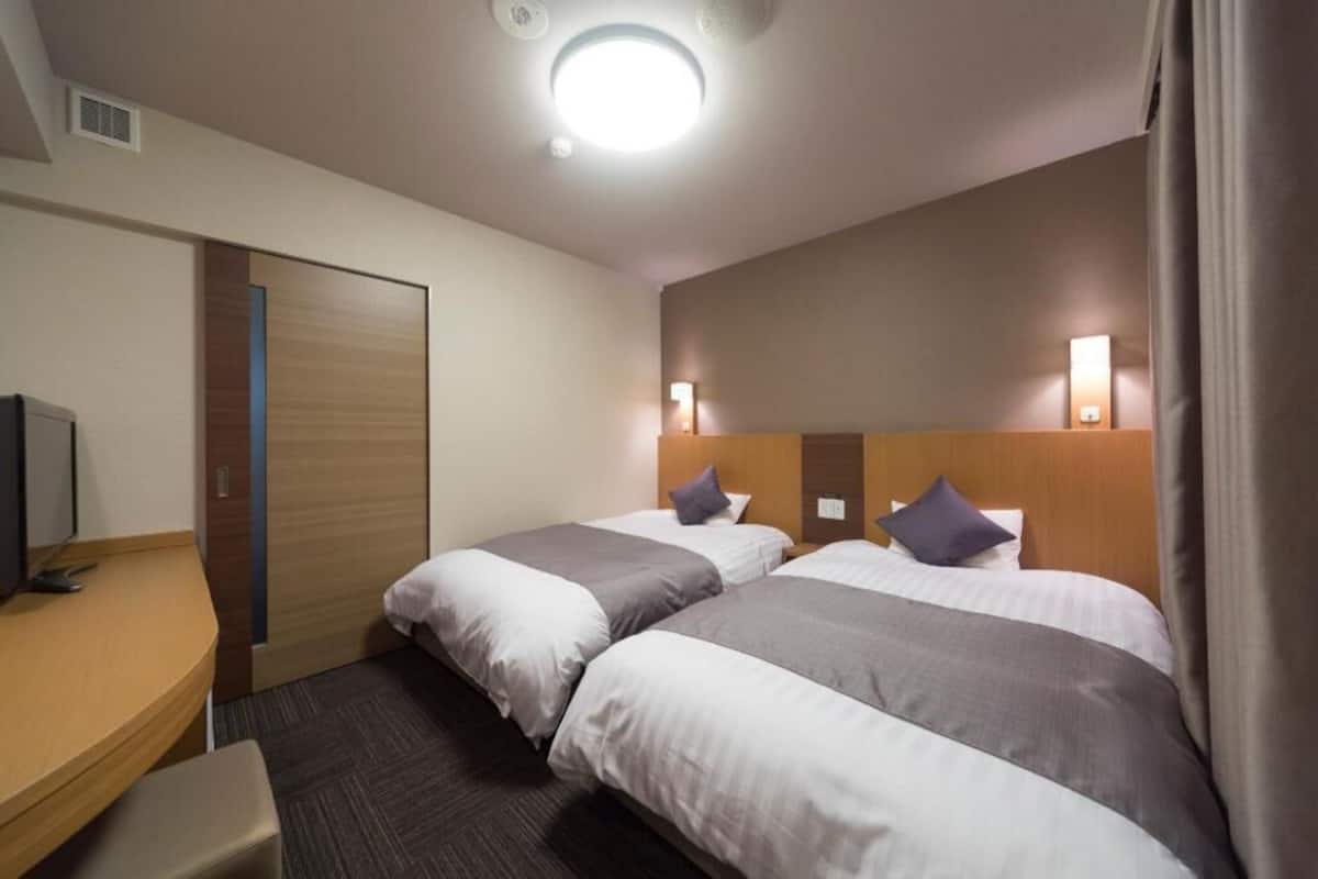 Literie de qualité, couette en duvet, coffre-fort, bureau