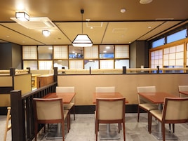 Un interno ristorante con cabine, tavoli e un bancone.