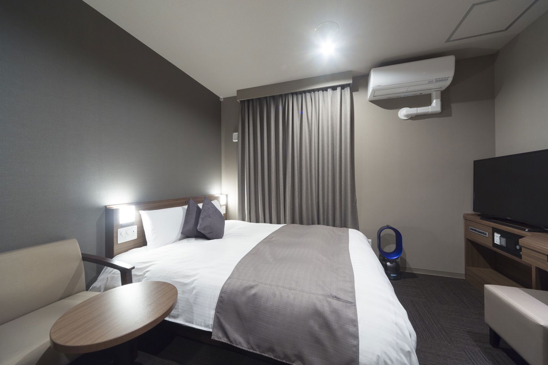 أغطية فراش متميزة وألحفة محشوة بالريش وخزنة داخل الغرفة ومكتب