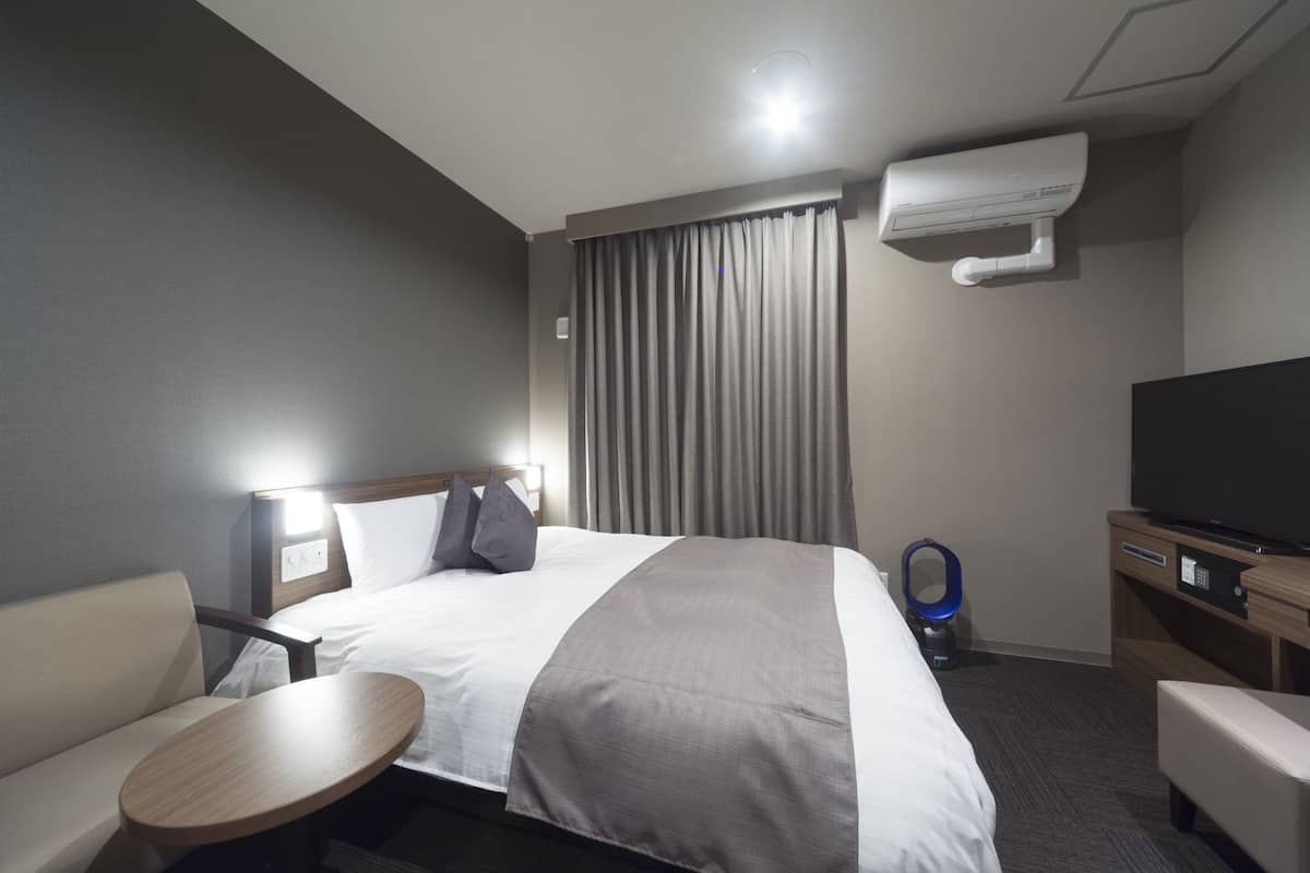 Premium bedding, down comforters, in-room safe, desk