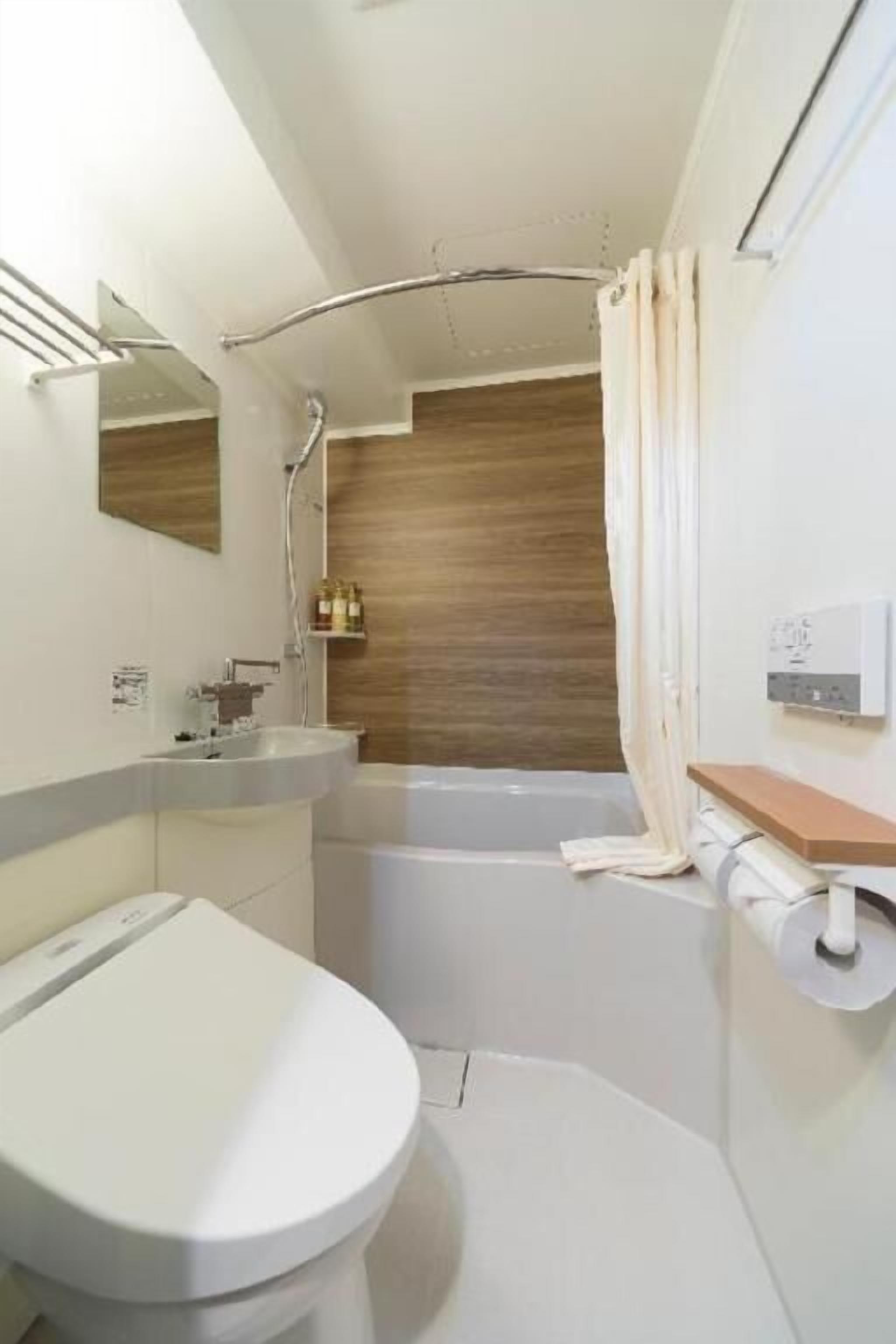 浴室 | 淋浴设施、吹风机、拖鞋、坐浴桶