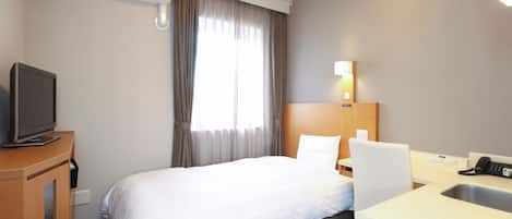 Une chambre d’hôtel comprenant un lit, un bureau avec une chaise, une télévision, un lavabo et un appareil de climatisation.