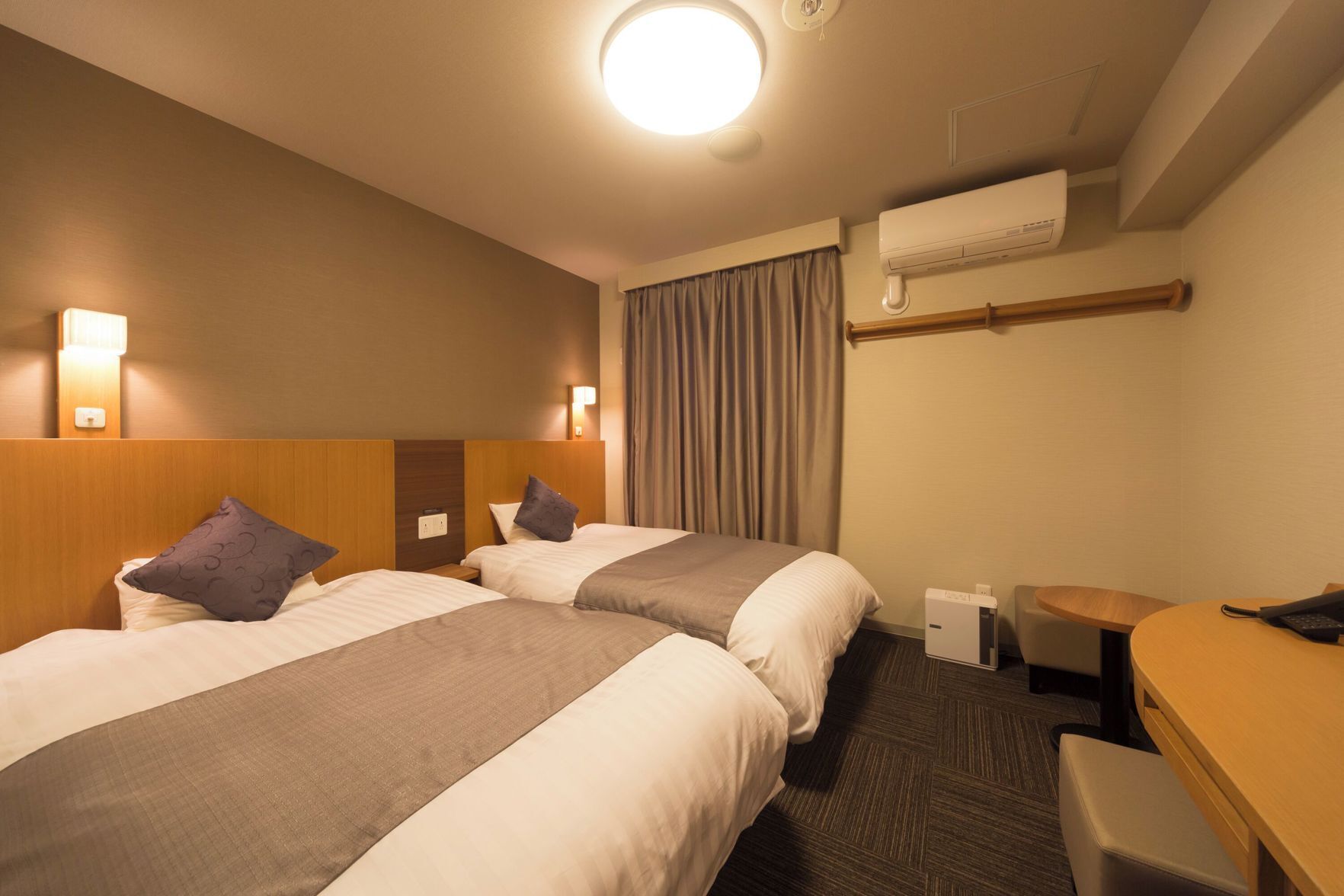 Literie de qualité, couette en duvet, coffre-fort, bureau