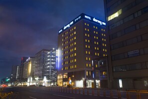 واجهة المنشأة - في المساء/الليل