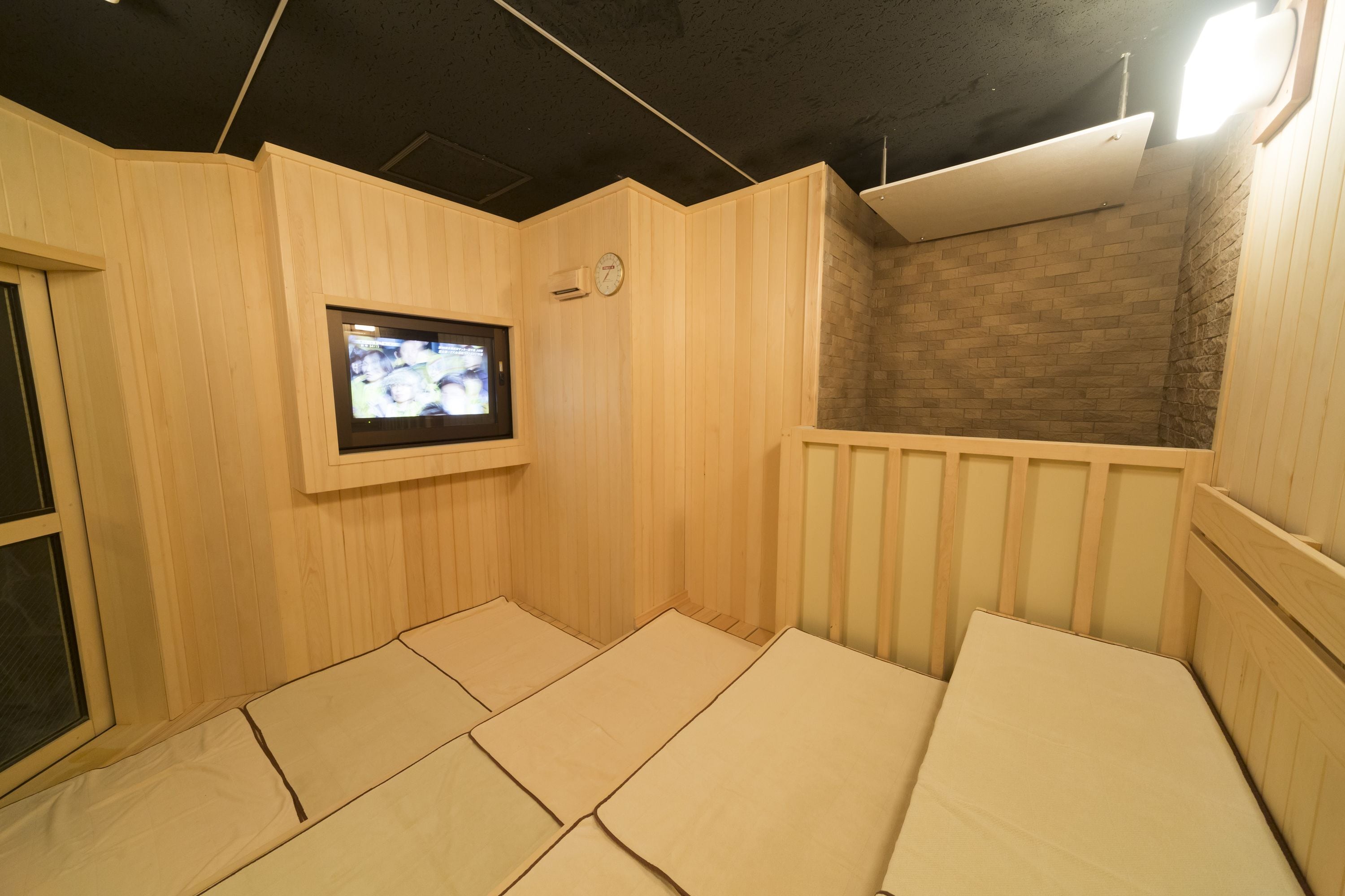 sauna, hot tub, steam room, hot springs/mineral springs