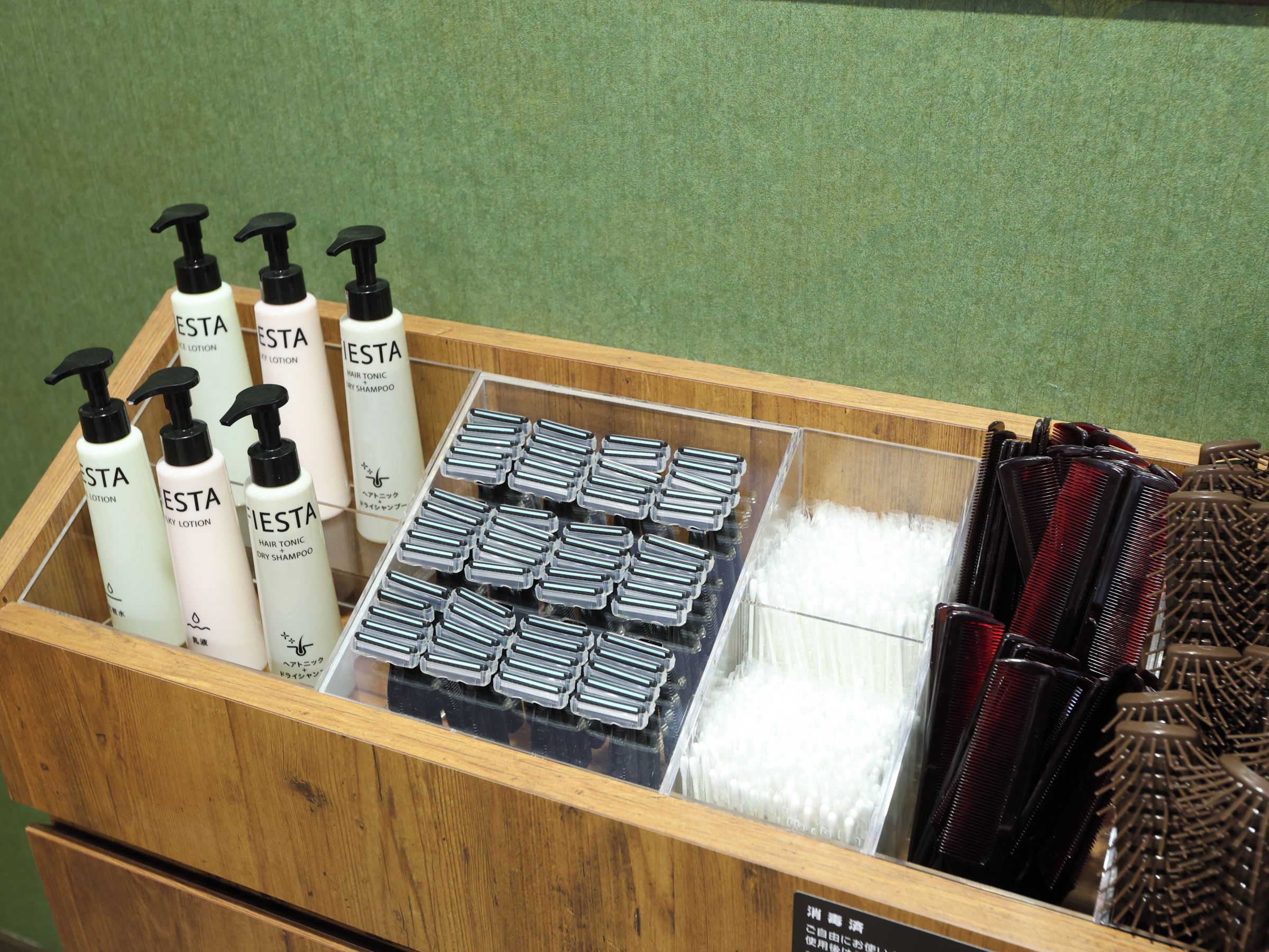 Un expositor de madera con varios productos y accesorios para el cuidado del cabello.