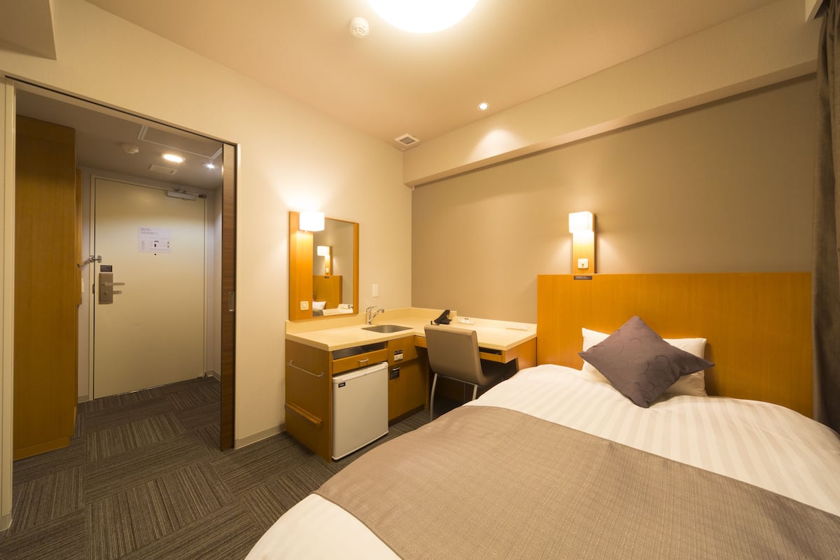 premium bedding, down duvets, in-room safe, desk