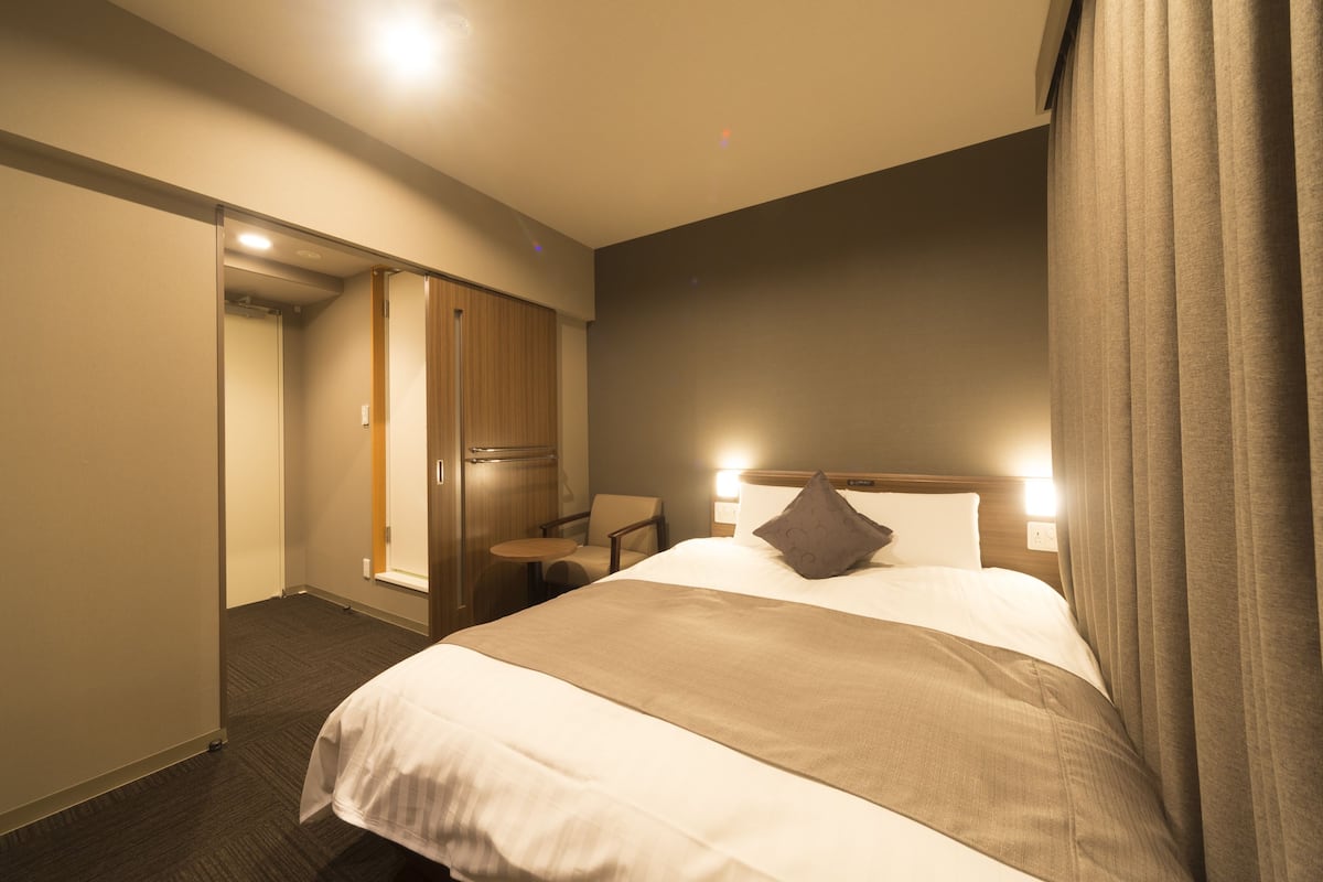 premium bedding, down duvets, in-room safe, desk