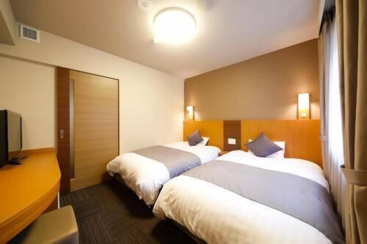 Premium bedding, down comforters, in-room safe, desk