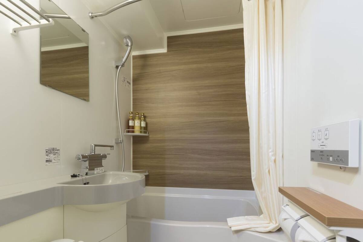 浴室 | 淋浴设施、吹风机、拖鞋、坐浴桶