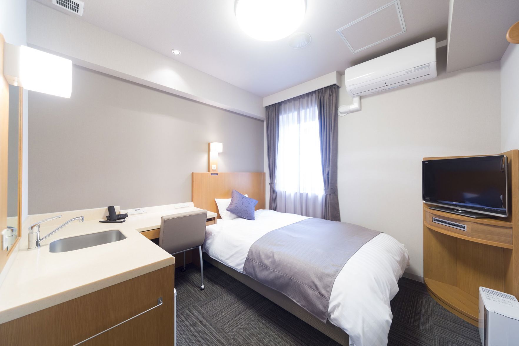 高档床上用品、羽绒被、客房内保险箱、办公桌