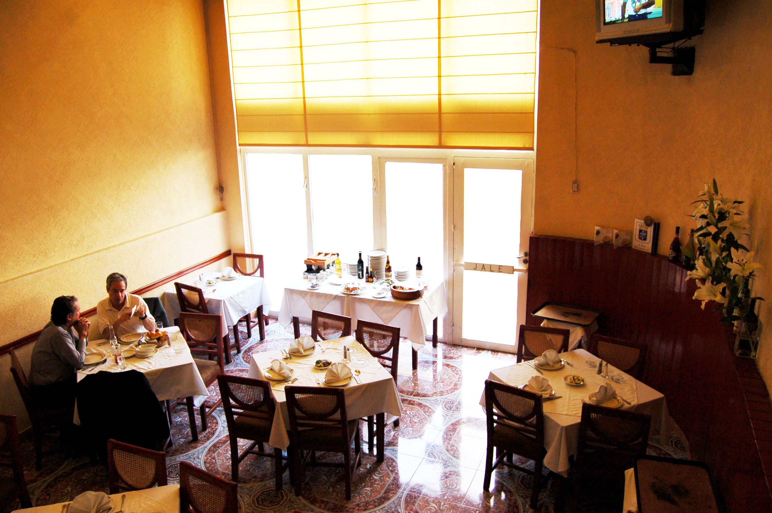 Breakfast, lunch and dinner served